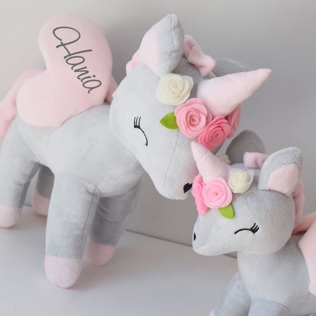 Unicorn grijs roze met bloemenkrans