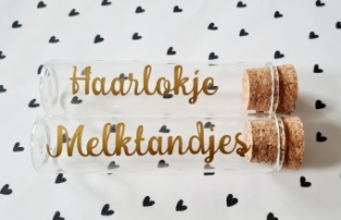 Bewaarset melktandjes en haarlokje glazen buisje goud