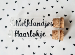 Bewaarset melktandjes en haarlokje glazen buisje zwart